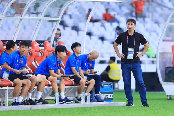 Huấn luyện viên Kim Sang-sik và ban huấn luyện đội tuyển Việt Nam vẫn loay hoay tìm lời giải cho tuyến giữa. (Ảnh: VFF)