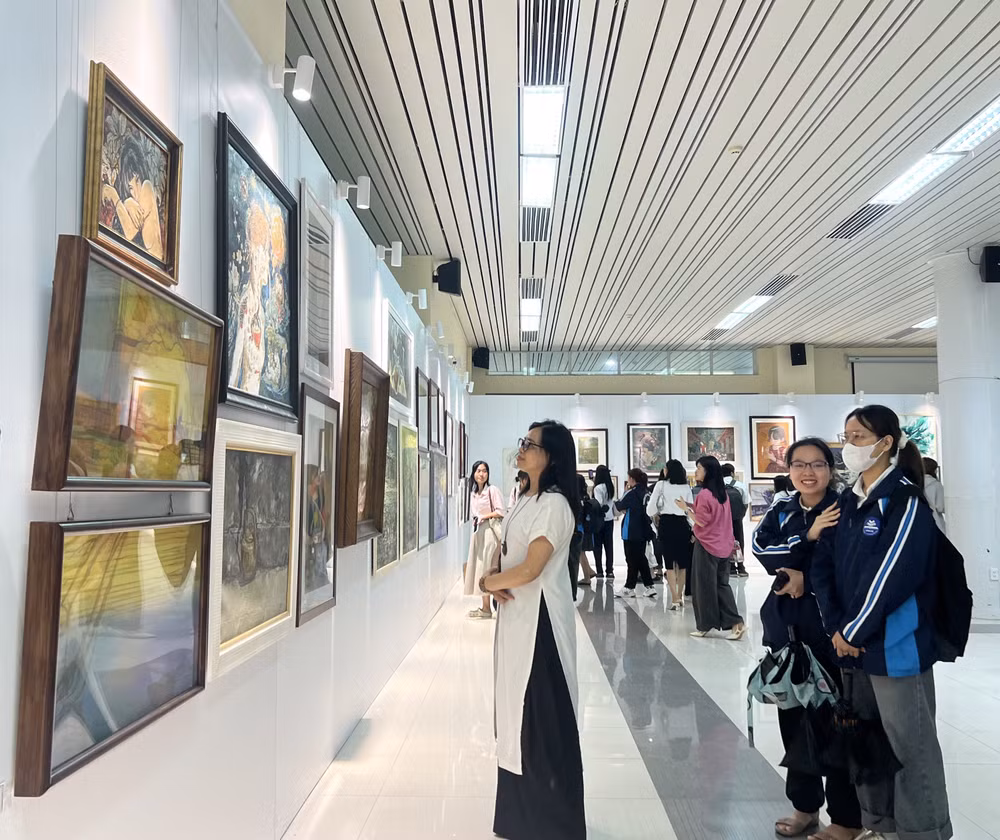 Không gian triển lãm trong buổi khai mạc, ngày 22/8. Ảnh: Như An