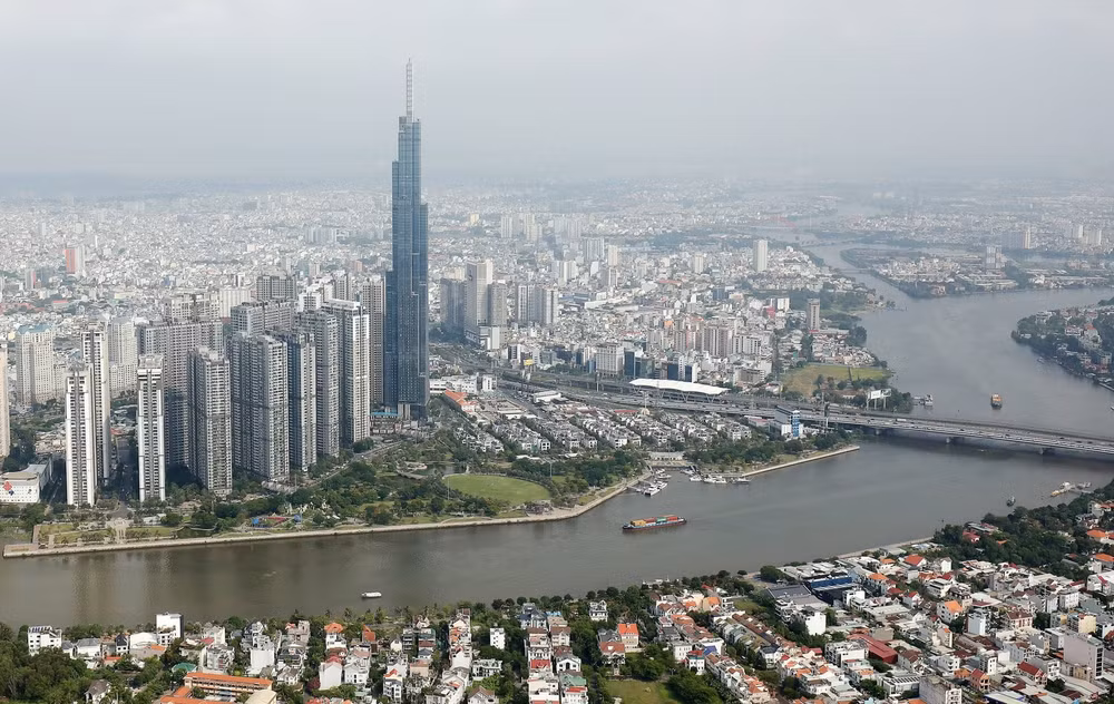 Thành phố Hồ Chí Minh mới (sau khi sáp nhập với một số địa phương lân cận) trở thành trung tâm kinh tế-đô thị liên vùng, đóng vai trò đầu tàu trong phát triển vùng Đông Nam Bộ. ảnh: Khiếu Minh
