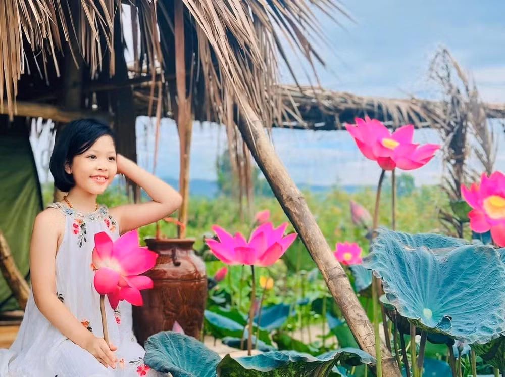 Du khách nhí bên đầm sen ở Sơn Mỹ hôm nay. Ảnh: Hạnh Đỗ