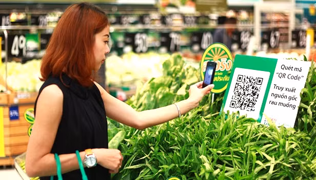 Tại nhiều hệ thống siêu thị lớn, việc gắn QR Code được sử dụng rộng rãi tạo niềm tin cho người tiêu dùng. (Nguồn Icheck.vn)