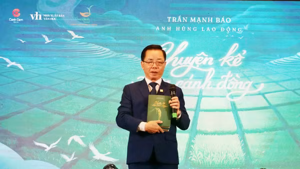 Anh hùng Lao động Trần Mạnh Báo trong sự kiện ra mắt sách. (Ảnh: Nhân vật cung cấp)
