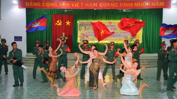 Bộ đội và nữ thanh niên đơn vị kết nghĩa thể hiện điệu múa nước bạn.