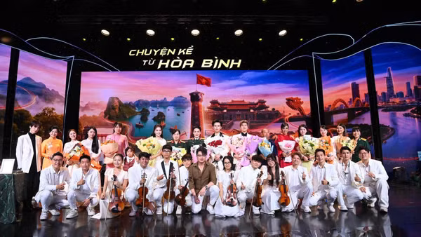 Nhạc sĩ Tạ Duy Tuấn cùng các nghệ sĩ trong chương trình "Chuyện kể từ hòa bình". (Ảnh: Nhân vật cung cấp)