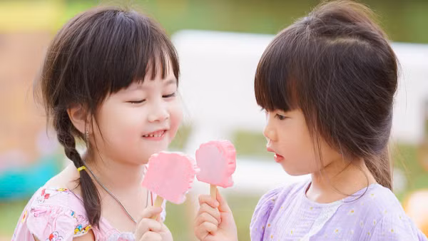 Các em nhỏ hào hứng với những que kem mang biểu tượng di sản văn hóa. (Ảnh: Đông Trường)