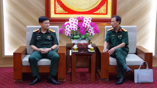 Đại tá Nguyễn Huy Long, Bí thư Đảng ủy, Chính ủy Sư đoàn 324 trao đổi với đại diện đoàn công tác. (Ảnh: THỤY PHƯƠNG)