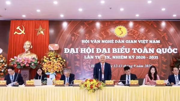 Đoàn Chủ tịch Đại hội đại biểu toàn quốc Hội Văn nghệ dân gian Việt Nam lần thứ 9. (Ảnh: Quang Vinh)