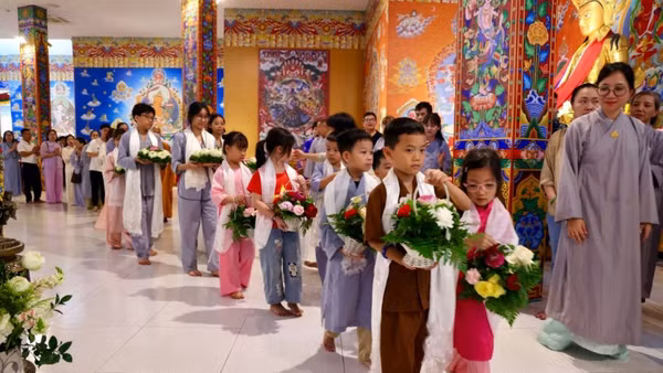 Các em thiếu nhi dâng hoa mừng Phật đản.