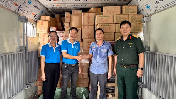 Quà Trung thu được các đơn vị chung tay vận chuyển vào Vùng 5 Hải quân. (Ảnh: Ban Tổ chức)