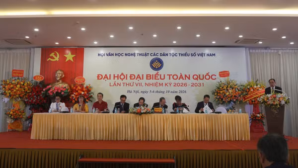 Đoàn Chủ tịch điều hành Đại hội đại biểu toàn quốc lần thứ 7 Hội Văn học nghệ thuật các dân tộc thiểu số Việt Nam. (Ảnh: Hiền Tâm)