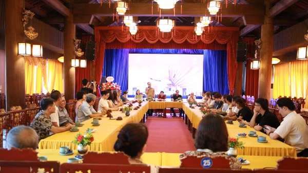 Quang cảnh lễ khai mạc triển lãm gốm "Sắc hạ 2026".