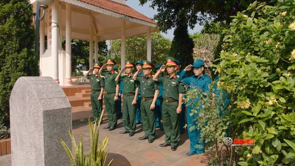 Tri ân các văn nghệ sĩ - chiến sĩ đã hy sinh vì Tổ quốc. (Ảnh: Điện ảnh Quân đội nhân dân)