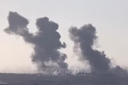 Khói bốc lên sau các cuộc không kích của Israel xuống Dải Gaza ngày 16/9/2025. (Ảnh tư liệu: THX/TTXVN)