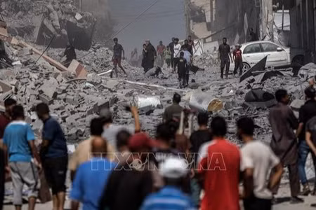 Đống đổ nát sau cuộc không kích của Israel xuống thành phố Gaza ngày 12/9/2025. (Ảnh: THX/TTXVN)