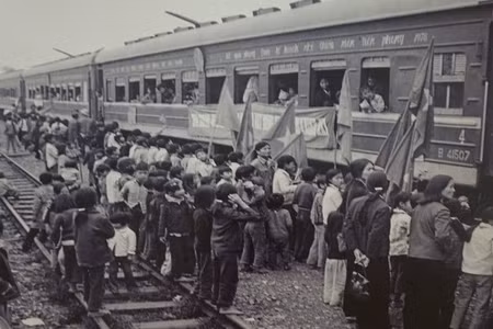 Hưởng ứng phong trào lao động xây dựng đất nước, hàng nghìn người dân lên đường đi xây dựng vùng kinh tế. (Ảnh: TTXVN)