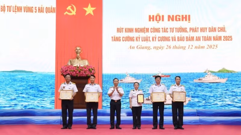 5-chuan-do-doc-ngo-van-thanh-trao-thuong-danh-hieu-tieu-bieu-xuat-sac-nhat-quan-chung-va-bang-khen-giay-khen-cho-cac-tap-the-ca-nhan-co-thanh-tich-xuat-sac-trong-dot-thi-dua-cao-diem-phat-cao-co-hong-thang-tam-4758.jpg