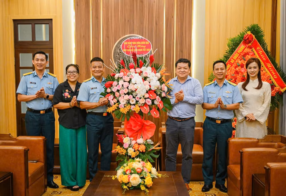 Đoàn công tác Quân chủng Phòng không-Không quân chụp ảnh lưu niệm cùng Phó Chánh Văn phòng Phan Bằng Sơn và cán bộ phóng viên Báo Nhân Dân. (Ảnh: BẢO LONG)