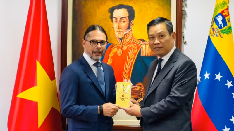 Đại sứ Vũ Trung Mỹ tặng Phó Tổng thống Freddy Nánez tập thơ “Nhật ký trong tù” của Chủ tịch Hồ Chí Minh được dịch sang tiếng Tây Ban Nha. (Ảnh: Đại sứ quán Việt Nam tại Venezuela)