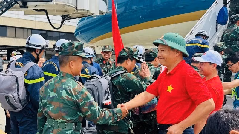 Đại sứ Vũ Trung Mỹ tiễn đoàn công tác cứu hộ, cứu nạn của Việt Nam lên đường về nước. (Ảnh: Đại sứ quán Việt Nam tại Venezuela cung cấp)