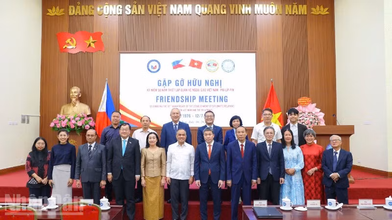 Các đại biểu tham dự sự kiện chụp ảnh kỷ niệm. 