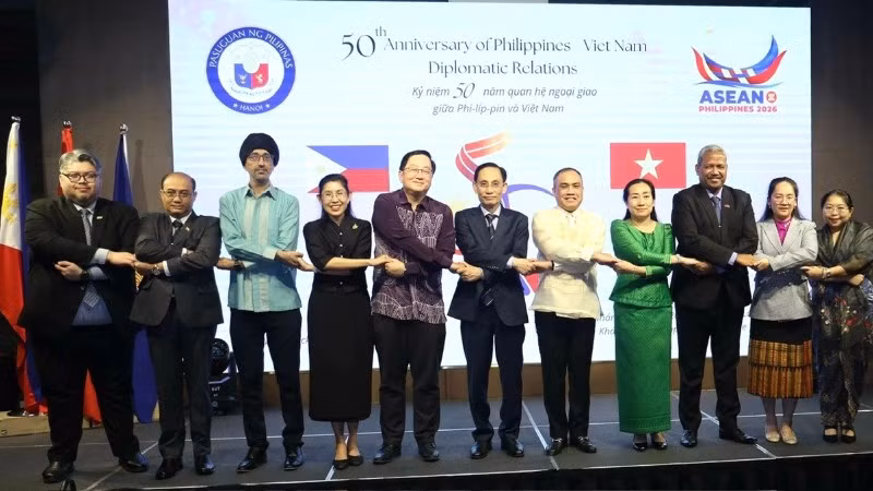 Bộ trưởng Ngoại giao Lê Hoài Trung, Đại sứ Philippines và Đại sứ, đại diện Đại sứ các nước ASEAN tại Việt Nam chụp ảnh kỷ niệm tại buổi lễ. (Ảnh: Thành Long)