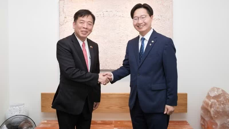 Ngày 2/6/2026, Đại sứ Vũ Hồ đã có buổi làm việc với ông Koo Huck Chae, Thứ trưởng thứ nhất Bộ Khoa học, Công nghệ thông tin và Truyền thông Hàn Quốc nhằm trao đổi các biện pháp thúc đẩy hợp tác khoa học, công nghệ và đổi mới sáng tạo giữa Việt Nam và Hàn Quốc. (Ảnh: Đại sứ quán Việt Nam tại Hàn Quốc cung cấp)