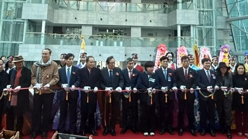 Các đại biểu cắt băng khai mạc triển lãm. (Ảnh: Đại sứ quán Việt Nam tại Hàn Quốc)