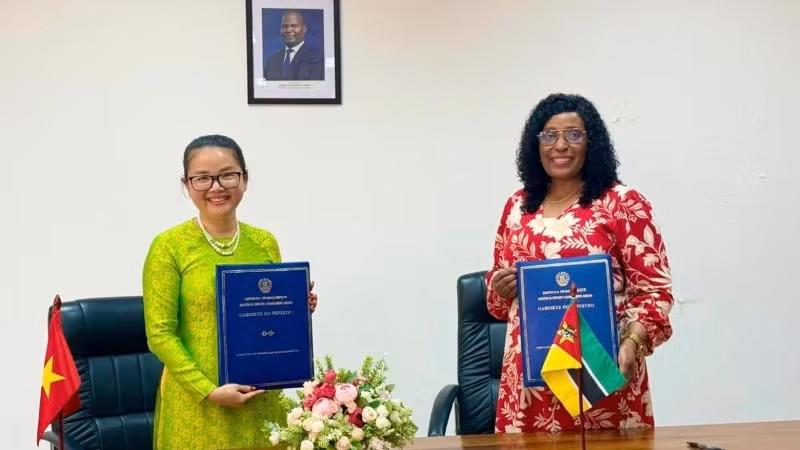 Đại sứ Trần Thị Thu Thìn và Bộ trưởng Giáo dục và Văn hóa Mozambique Samaria Tovela ký Hiệp định giữa hai Chính phủ về hợp tác trong lĩnh vực giáo dục đại học.