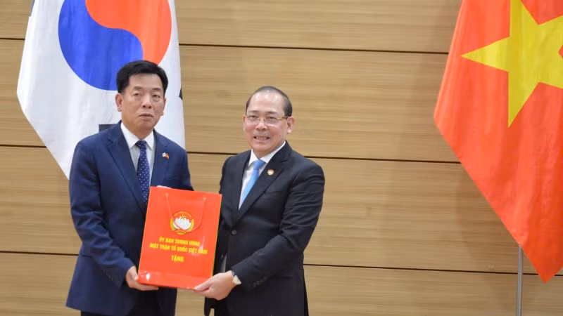 Phó Chủ tịch Ủy ban Trung ương Mặt trận Tổ quốc Việt Nam Hoàng Công Thủy trao quà kỷ niệm tặng Đại sứ Vũ Hồ.