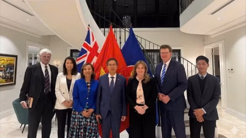 Đại sứ và các nghị sĩ độc lập của Quốc hội Liên bang Australia chụp ảnh kỷ niệm. (Ảnh do Đại sứ quán Việt Nam tại Australia cung cấp)
