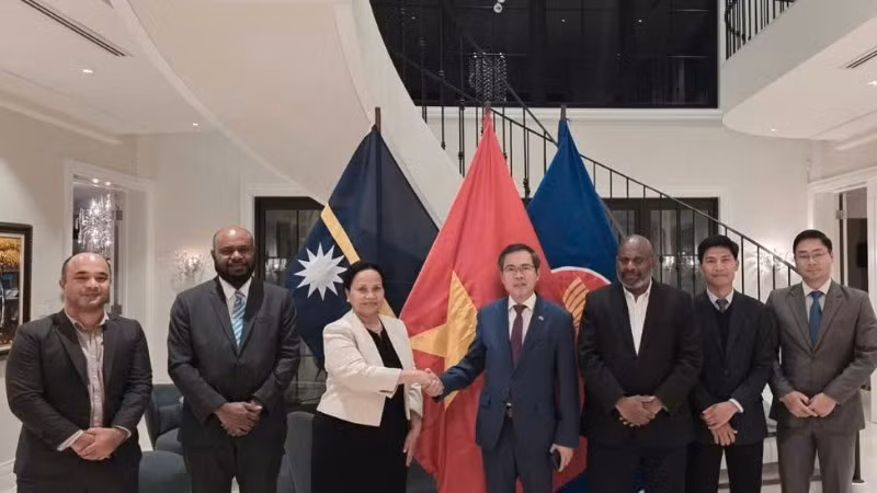 Đại sứ Phạm Hùng Tâm và Cao ủy Nauru tại Australia Camilla Solomon cùng các đại biểu tham dự buổi tiếp. (Ảnh do Đại sứ quán Việt Nam tại Australia cung cấp) 