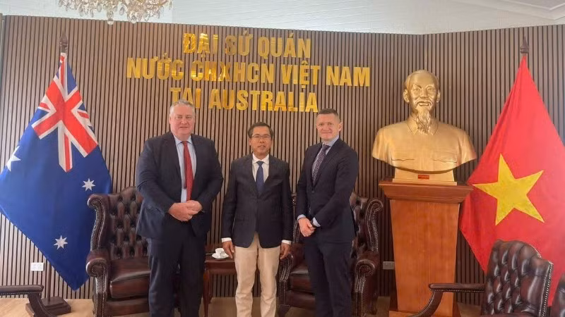 Đại sứ Phạm Hùng Tâm và lãnh đạo Tập đoàn SunRice. (Ảnh do Đại sứ quán Việt Nam tại Australia cung cấp)