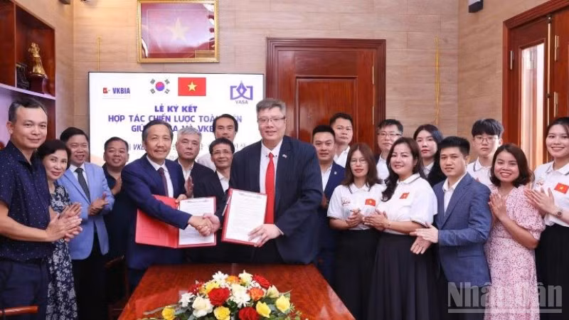 Hiệp hội Khoa học hành chính Việt Nam và Hiệp hội Doanh nhân và Đầu tư Việt Nam-Hàn Quốc ký kết thỏa thuận hợp tác chiến lược toàn diện.