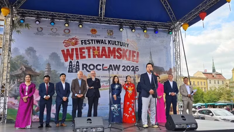 Đại sứ Hà Hoàng Hải phát biểu khai mạc Lễ hội Văn hóa Việt Nam tại thành phố Wroclaw. (Ảnh: Đại sứ quán Việt Nam tại Ba Lan cung cấp)