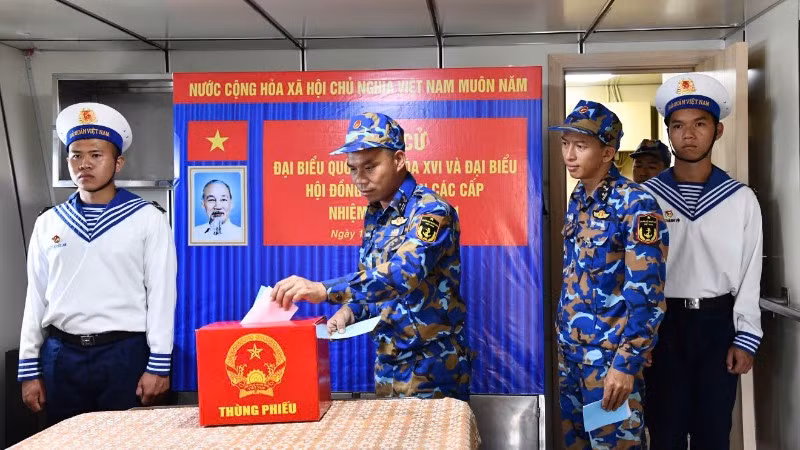 Các cử tri trên tàu chốt trực bỏ phiếu bầu cử. (Ảnh do Vùng 5 Hải quân cung cấp)