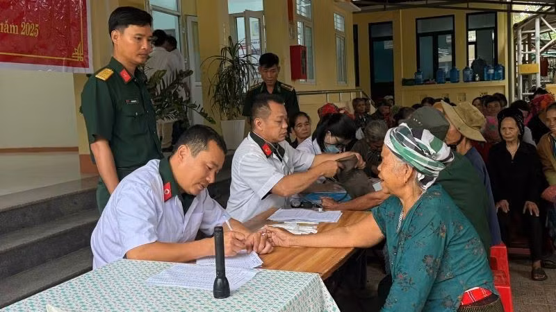 Đội ngũ y, bác sĩ Bệnh xá Quân dân y Đoàn Kinh tế-Quốc phòng 337 khám bệnh và tư vấn sức khỏe cho bà con nhân dân các xã trong vùng dự án Khu Kinh tế-Quốc phòng Khe Sanh, Quảng Trị. (Ảnh: DUY ĐÔNG)
