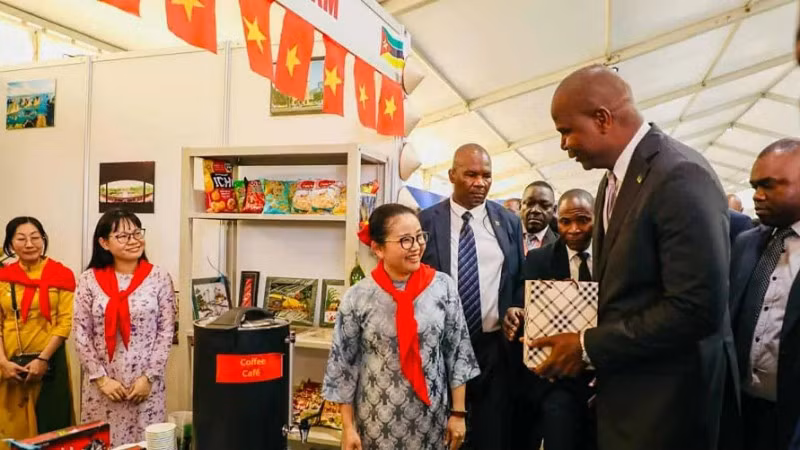 Tổng thống Mozambique Daniel Chapo tham quan và bày tỏ sự quan tâm đến các sản phẩm và dịch vụ được trưng bày, giới thiệu tại gian hàng Việt Nam. (Ảnh: Đại sứ quán Việt Nam tại Mozambique)