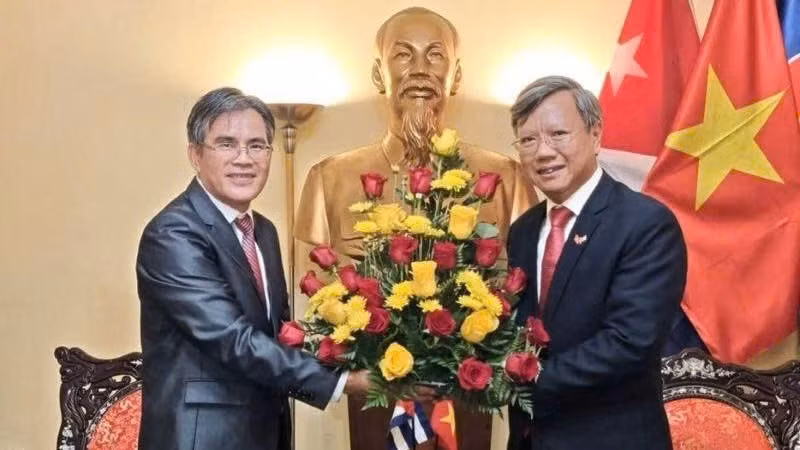 Đại sứ Lào tại Cuba Vanhtha Sengmeuang chúc mừng Đại sứ Lê Quang Long nhân kỷ niệm 80 năm Quốc khánh nước Cộng hòa Xã hội chủ nghĩa Việt Nam. (Ảnh: Đại sứ quán Việt Nam tại Cuba) 