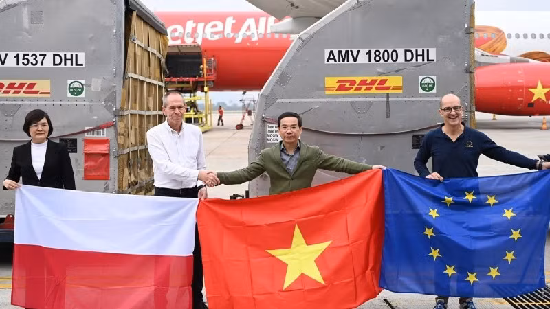 Lễ tiếp nhận lô hàng viện trợ nhân đạo của Chính phủ Ba Lan diễn ra tại sân bay Nội Bài ngày 28/12. (Ảnh: Đại sứ quán Việt Nam tại Ba Lan cung cấp)