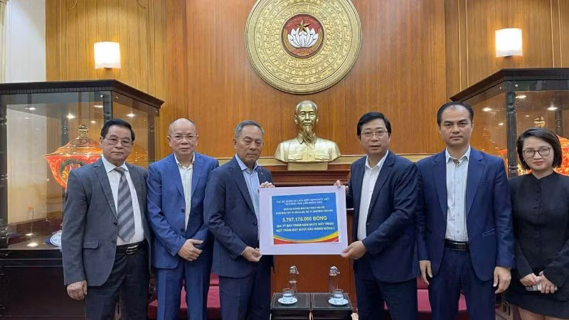 Ông Nguyễn Văn Hiền, Chủ tịch Danh dự của Liên hiệp Hội người Việt Nam tại Đức, đã đại diện cộng đồng người Việt tại Đức trao toàn bộ số tiền quyên góp tới Ủy ban Trung ương Mặt trận Tổ quốc Việt Nam.