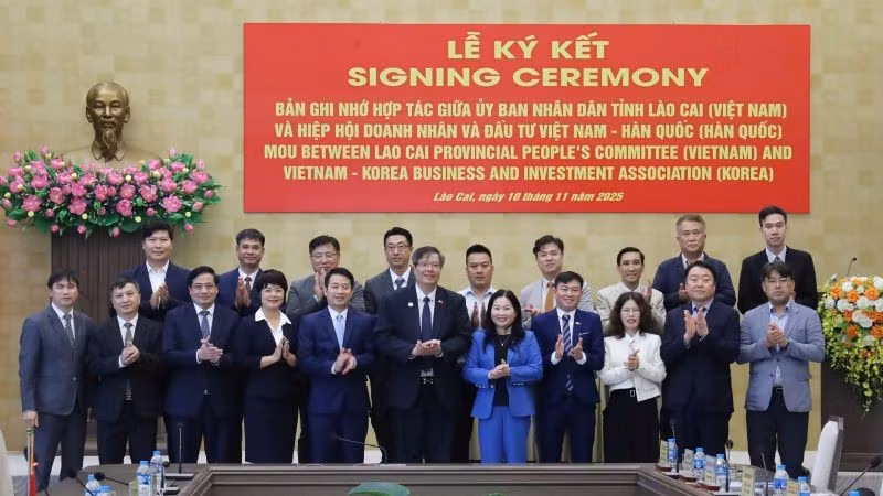 Đoàn công tác và các đối tác Hàn Quốc chụp ảnh kỷ niệm với lãnh đạo Ủy ban nhân dân tỉnh Lào Cai. (Ảnh: VKBIA)