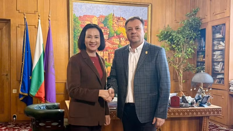 Đại sứ Việt Nam tại Bulgaria Nguyễn Thị Minh Nguyệt gặp Thị trưởng thành phố Veliko Tarnovo Daniel Panov.