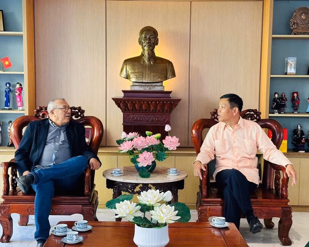 Đại sứ Vũ Trung Mỹ tiếp Chủ tịch Nhóm Nghị sĩ hữu nghị Venezuela-Việt Nam Saúl Ortega. (Ảnh do Đại sứ quán Việt Nam tại Venezuela cung cấp)
