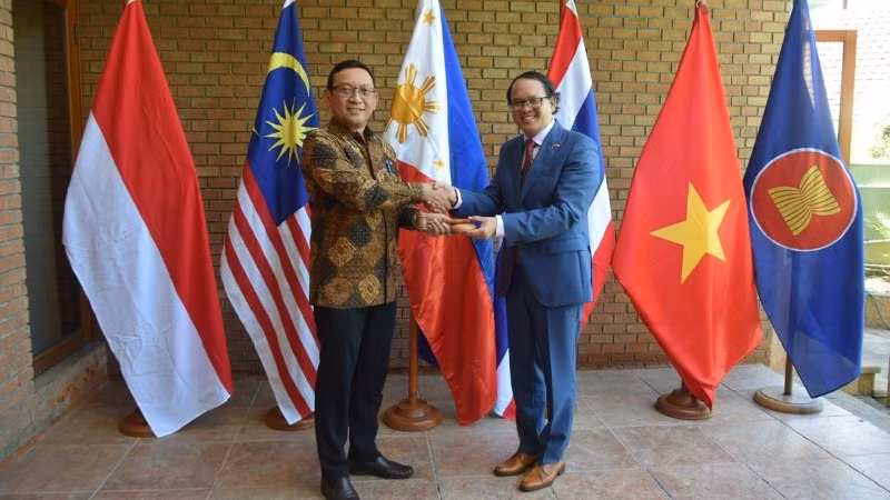 Đại sứ Nguyễn Việt Cường chuyển giao cương vị Chủ tịch luân phiên Ủy ban ASEAN tại Santiago, Chile cho Đại sứ Indonesia. (Ảnh do Đại sứ quán Việt Nam tại Chile cung cấp)