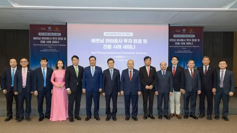 Các đại biểu tham dự Hội nghị Xúc tiến đầu tư Hải Phòng-Hàn Quốc năm 2026 chụp ảnh kỷ niệm.