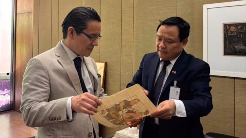 Đại sứ Bùi Văn Nghị trao đổi với Đại sứ Marco Antonio Nakata, Giám đốc Viện Guimarães Rosa (GRI) về nghệ thuật tranh Đông Hồ của Việt Nam. (Ảnh do Đại sứ quán Việt Nam tại Brazil cung cấp)