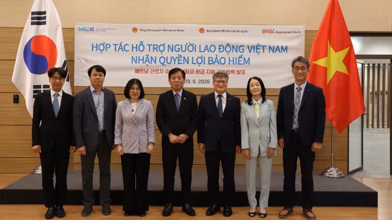 Các đại biểu tham dự buổi làm việc chụp ảnh lưu niệm. (Ảnh do Đại sứ quán Việt Nam tại Hàn Quốc cung cấp)