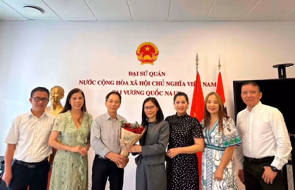 Đại sứ Việt Nam tại Na Uy Lê Thị Thu (đứng giữa) gặp mặt một số đại diện cộng đồng người Việt Nam tại Oslo. (Ảnh: Đại sứ quán Việt Nam tại Na Uy cung cấp)