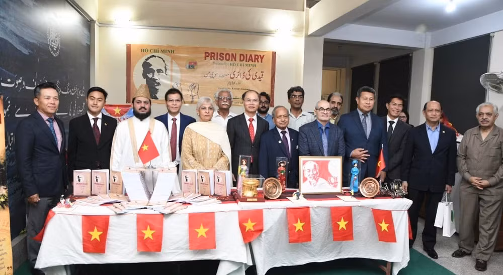 Các đại biểu tham dự Lễ ra mắt tập thơ "Nhật ký trong tù" bằng tiếng Urdu chụp ảnh kỷ niệm. (Ảnh: Đại sứ quán Việt Nam tại Pakistan cung cấp)