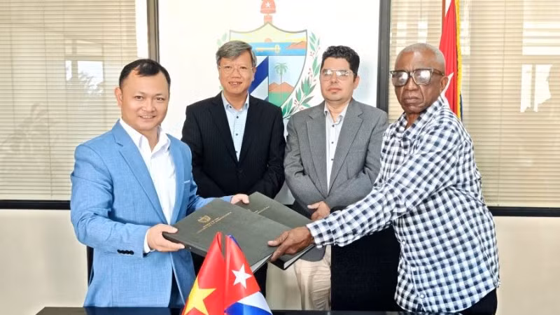 Ông Luis Alberto Hernández Tejeda, Tổng Giám đốc Công ty Alquizar và ông Nguyễn Khắc Hoàng, Tổng Giám đốc Công ty Hoàng Gia Việt ký kết văn bản hợp tác. (Ảnh: Đại sứ quán Việt Nam tại Cuba)